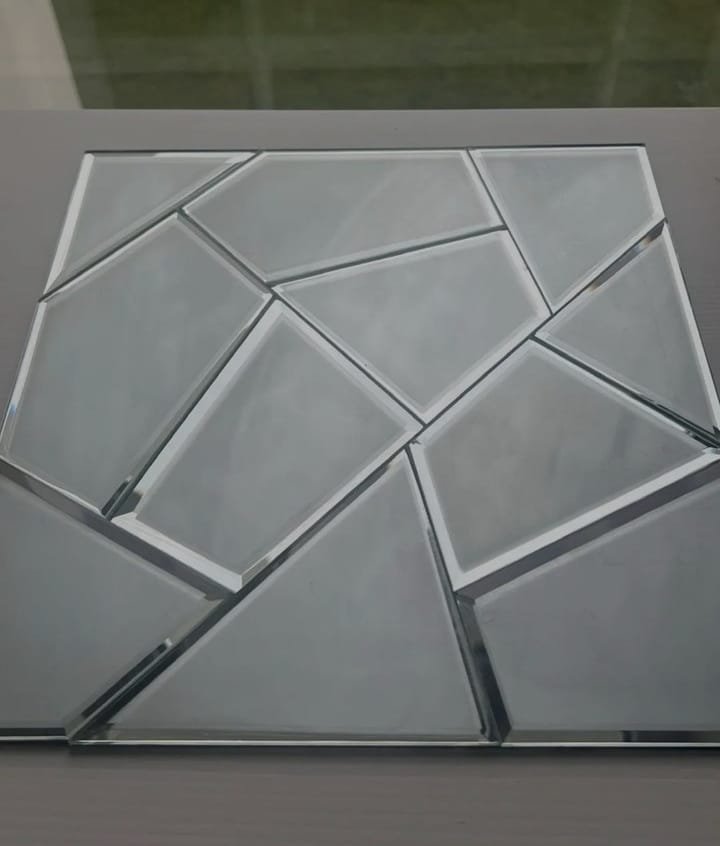 REVESTIMIENTO ESPEJADO GEOMÉTRICO ABSTRACTO